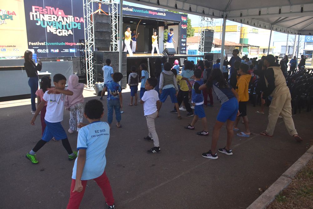 (Fotos) Capoeira, teatro, cultura e alegria: Festival da Juventude Negra leva oficina para estudantes de Santa Maria