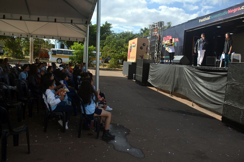 MC Loomy une RAP e teatro em apresentação teatral no Festival Itinerante da Juventude Negra