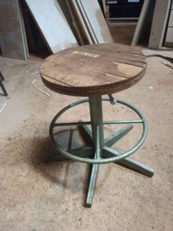 Banqueta industrial ajustável com assento giratório